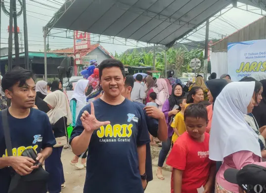 Ratusan warga menyerbu bazar murah dan jajanan gratis yang digelar Klinik Utama Mata Saruni Pandeglang. (Sumber: Poskota/Samsul Fatoni)