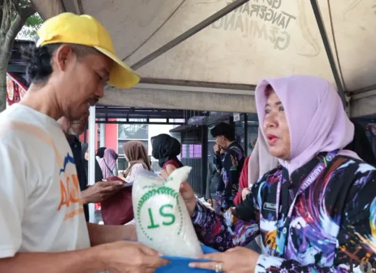 Kegiatan Warteksi di Gerai Tangerang Gemilang Cikupa. (Sumber: Poskota/Veronica Prasetio)