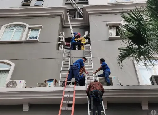 Upaya penyelamatan petugas pemadam kebakaran terhadpa penghuni apartemen Mediterania Tanjung Duren, Grogol Petamburan, Jakarta Barat, Kamis, 30 April 2026. (Sumber: Poskota/Pandi Ramedhan)