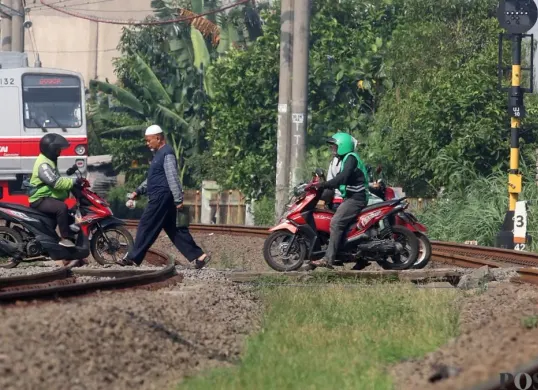 Ilustrasi, warga melintas di perlintasan rel tradisional di wilayah Bojonggede, Kabupaten Bogor. (Sumber: Poskota/Giffar Rivana)