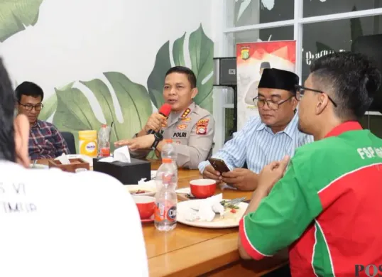 Kapolres Metro Depok Kombes Pol Abdul Waras melakukan koordinasi bersama  Ketua Gerakan pekerja dan buruh Indonesia Raya/Forum buruh Depok, Wido Praktino, kesiapan pengamanan buruh di Kota Depok. (Sumber: Poskota/Angga Pahlevi)