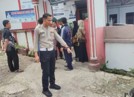 Anggota Polres Pandeglang saat melakukan olah TKP pada lokasi kecelakaan lalulintas maut di depan SDN Sukaratu 5. (Sumber: Poskota/Samsul Fatoni)