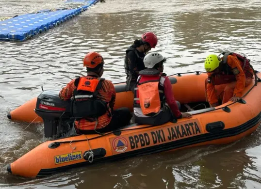 Hari kelima proses pencarian warga Cengkareng yang diduga menceburkan diri ke Kali Cengkareng Drain, Cengkareng, Jakarta Barat, Minggu, 1 Februari 2026. (Sumber: BPBD DKI Jakarta)