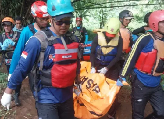 Tim SAR dan warga mengevakuasi jasad MY yang hanyut sejauh 45 kilometer setelah melompat dari Jembatan Loji, Kota Bogor. (Sumber: Polsek Parung)