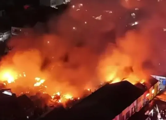 Kebakaran gudang tekstil di Cipadu, Tangerang Selatan, Minggu, 1 Februari 2026 malam. (Sumber: Tangkapan layar Instagram/ @wargatangsel)