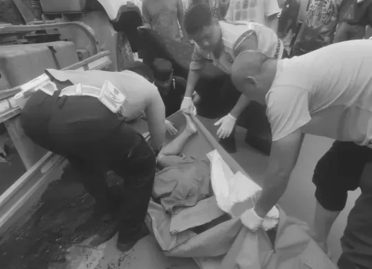 Korban kecelakaan di Kabupaten Tangerang saat dievakuasi oleh petugas kepolisian. (Sumber: Unit Lakalantas Polresta Tangerang)