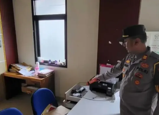 Olah TKP di Kantor Kelurahan Pancoran Mas, Kota Depok. (Sumber: Polsek Pancoran Mas)