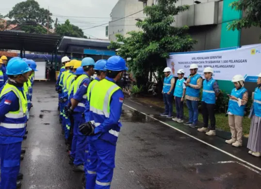PELAYANAN: Petugas PLN UP3 Kebon Jeruk mengikuti Apel Penyalaan Serentak Pasang Baru dan Tambah Daya yang digelar PLN Unit Induk Distribusi Jakarta Raya. (Sumber: PLN UID Jakarta Raya)