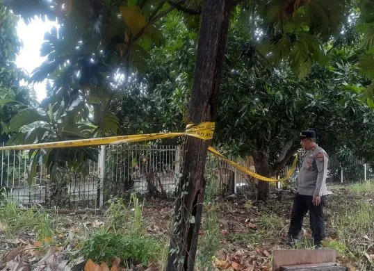 Petugas Polsek Pasar Kemis saat melakukan pengecekan TKP. (Sumber: Dok. Polsek Pasar Kemis)