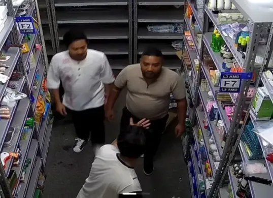 Tangkapan layar dari kamera pengawas atau CCTV pegawai toko ritel di Jalan Ampera Raya, Pasar Minggu, Jakarta Selatan, diduga menjadi korban kekerasan oleh sekelompok orang. (Sumber: Istimewa)