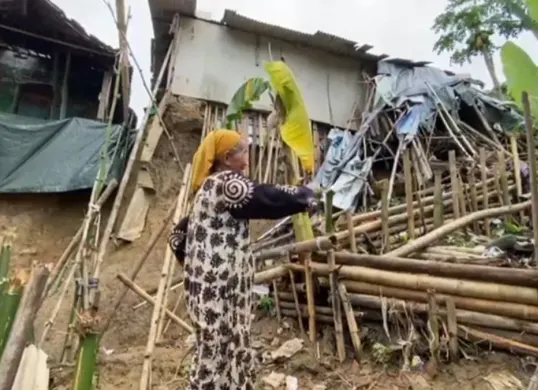 Sejumlah rumah warga di Cikulur, Lebak rusak dan mengkhawatirkan setelah tanah longsor yang terkikis air sungai Ciujung. (Sumber: Istimewa)