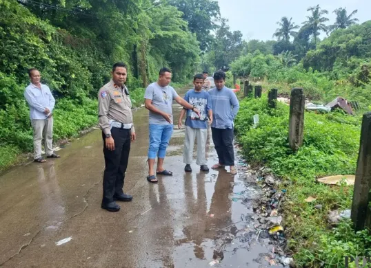 Anggota Polsek Pasar Kemis dan Satlantas Polresta Tangerang saat melakukan pengecekan TKP. (Sumber: Poskota/Veronica Prasetio)