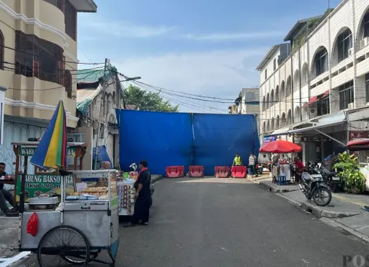 Ruas Jalan Teh di Kelurahan Pinangsia, Tamansari, Jakarta Barat, ditutup karena adanya aktivitas syuting yang dibintangi Lisa Blackpink, Minggu, 1 Februari 2026. (Sumber: Poskota/Pandi Ramedhan)