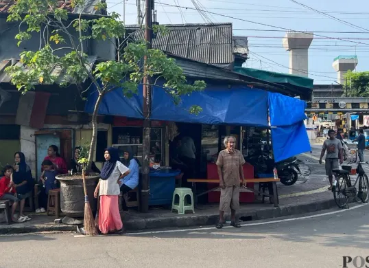 Kondisi pedagang yang berada di dekat Lokbin Intan kawasan Kota Tua yang mengeluhkan omset menurun sejak Jalan Teh dipakai syuting, Minggu, 1 Februari 2026. (Sumber: Poskota/Pandi Ramedhan)