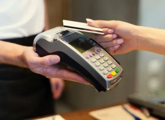 Ilustrasi. Maraknya praktik gesek tunai membuat masyarakat keliru menyamakannya dengan paylater. (Sumber: Feepik/gpointstudio)