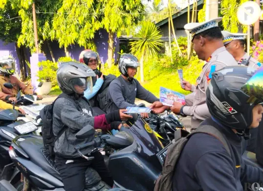 Anggota Satlantas Polresta Tangerang saat melakukan sosialisasi Ops Keselamatan Maung 2026. (Sumber: Poskota/Veronica)