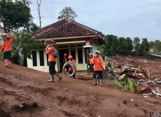 Lokasi pencarian korban Longsor Cisarua Kabupaten Bandung Barat. (Sumber: Poskota/Gatot Poedji Utomo)