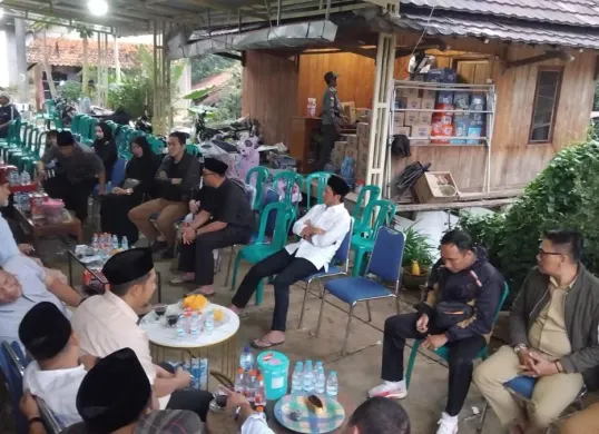 Suasana rumah duka almarhum putra sulung Wakil Bupati Bogor, di Desa Cileuksa, Kecamatan Sukajaya, Kabupaten Bogor. (Sumber: Istimewa)