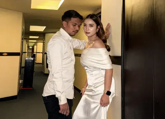 Dini Kurnia menegaskan dirinya pernah menikah dengan Ressa Rossano pada 2021 pernyataan yang kini menjadi sorotan publik. (Sumber: Instagram/@dinikurnia_real)