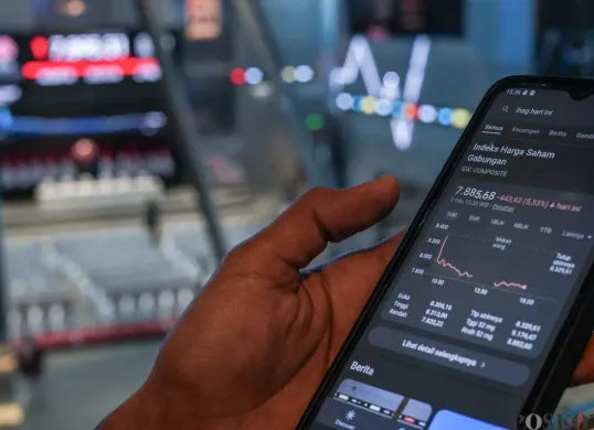 Harga Saham Gabungan (IHSG) di Bursa Efek Indonesia menunjukkan fluktuasi pasar saham di Jakarta. Sejumlah saham tetap mencatat kenaikan signifikan meski IHSG melemah dalam perdagangan sepekan. (Sumber: Poskota/Bilal Nugraha Ginanjar)