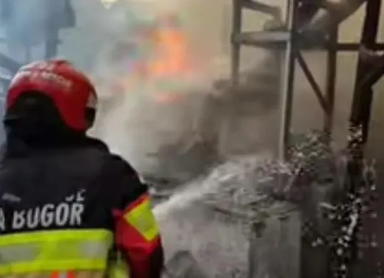 Petugas Damkar dan Penyelamatan Kota Bogor saat memadamkan api di warung soto yang dilanda kebakaran pada Selasa, 3 Februari 2026. (Sumber: Damkar)