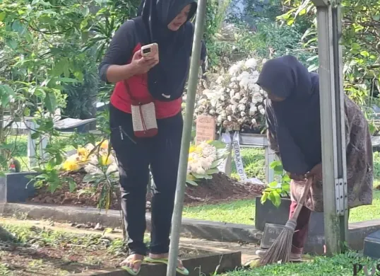 Penjaga kavling Makam Jenderal Polisi Hoegeng Iman Santoso di Pemakaman Giri Tama. (Sumber: Poskota/Angga Pahlevi)