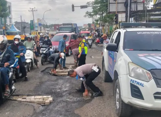Polres Serang memperbaiki kerusakan di Jalan Raya Serang-Tangerang, Selasa, 3 Februari 2026. (Sumber: Dok. Polres Serang)