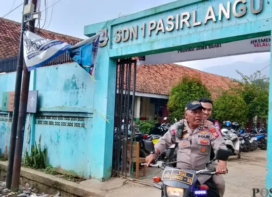 Petugas Kepolisian Polres Cimahi lakukan pengamanan di SDN 1 Pasirlangu, Kecamatan Cisarua, Kabupaten Bandung Barat, Selasa 3 Februari 2026. (Sumber: Poskota/Gatot Poedji Utomo)