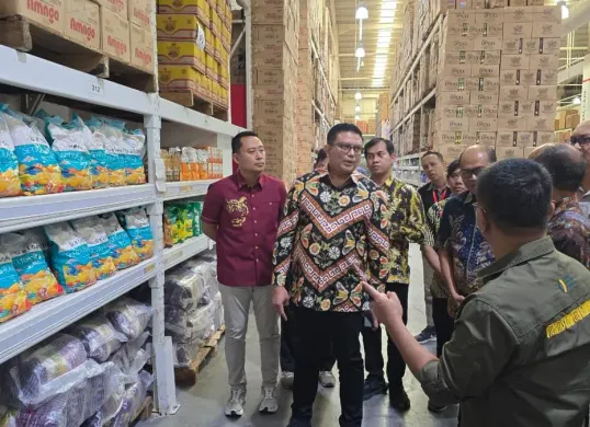Tim Bapanas dan Satgas Pangan Polda Banten saat melakukan sidak di toko retail Lotte Mart. (Sumber: Dok. Ditreskrimsus Polda Banten)