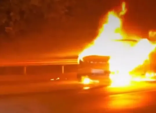 Jetour T2 terbakar di Tol Jagorawi. (Sumber: Istimewa)