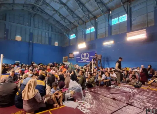 Sebagian pengungsi yang masih bertahan di Gor Desa Pasirlangu. (Sumber: Poskota/Gatot Poedji Utomo)