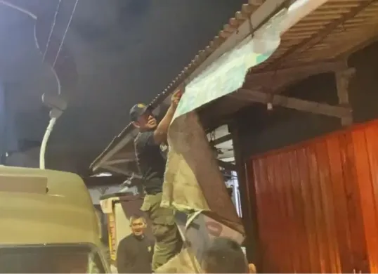 Satpol PP Kabupaten Bogor terbtibkan spanduk iklan di wilayah Hambalang Bogor. (Sumber: Dok. Satpol PP Kabupaten Bogor)