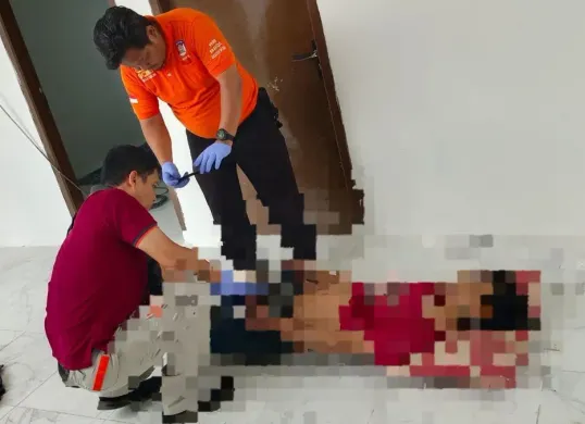 Petugas Inafis Polres Metro Depok melakukan pemeriksaan terhadap jasad korban yang meninggal akibat gantung diri. (Sumber: Dok. Polsek Cinere)