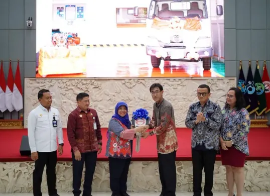 Hino Motors Manufacturing Indonesia menyalurkan program CSR ke Poltrada Bali. (Sumber: Dok. Hino)