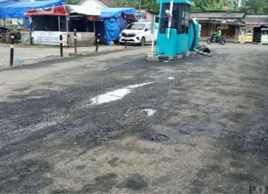 Akses menuju pasar sampai di Lebak yang bakal di pasang gate parkir. (Sumber: Poskota/Samsul Fatoni)