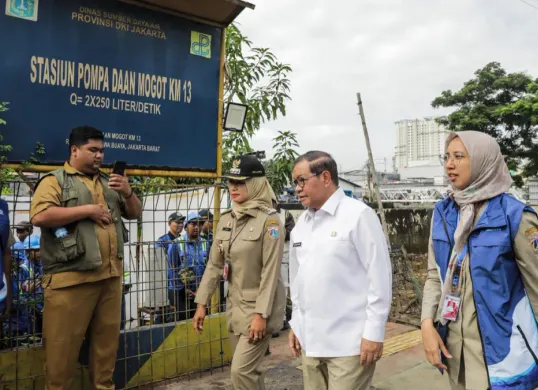 Gubernur DKI Jakarta Pramono Anung meninjau pembangunan sistem polder dan rumah pompa di kawasan Daan Mogot KM 13, Jakarta Barat, Selasa, 3 Februari 2026. (Sumber: Kominfotik Pemprov Jakarta)
