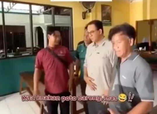 Momen Anies Baswedan ajak foto bareng diduga intel saat makan di Warung Soto Mbok Giyem, Karanganyar. (Sumber: TikTok/@amalia5092)
