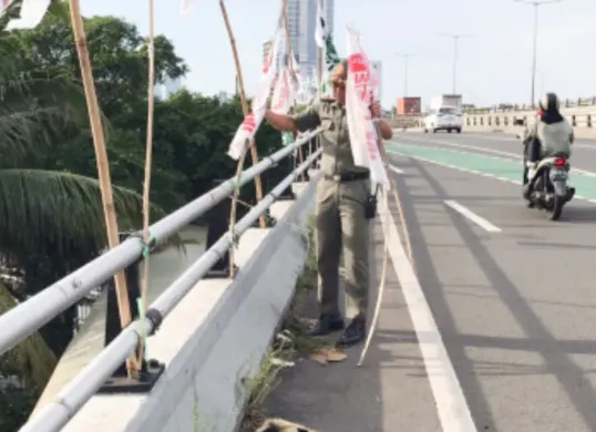 Atribut parpol di flyover yang sedang ditertibkan. (Sumber: Berita Jakarta)