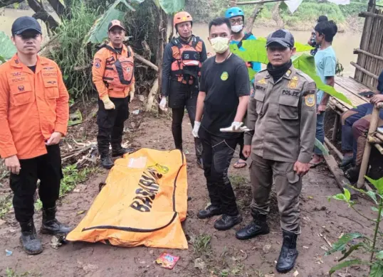 Petugas mengevakuasi korban yang hanyut usai tak sengaja tercebur di Jembatan Leuwiranji, Kecamatan Gunung Sindur, Kabupaten Bogor. (Sumber: Istimewa)