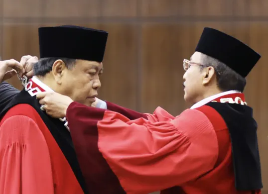 Arief Hidayat diwisuda purnabakti setelah 13 tahun bertugas di MK. (Sumber: Youtube/Mahkamah Agung Republik Indonesia)