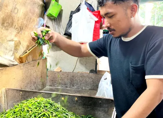 Potret Akbar pedagang cabai di Pasar Senen, Jakarta Pusat, Rabu, 4 Februari 2026. (Sumber: Poskota/M. Tegar Jihad)