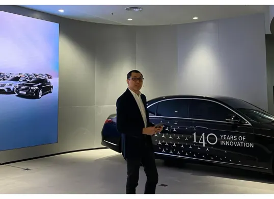 Chief Executive Officer Mercedez-Benz Indonesia Donald Rachmat dalam acara “Mercedes-Benz 140 Years of Innovation”. (Sumber: Poskota/Herdyan Anugrah Triguna)