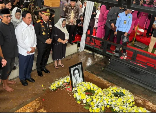 Kapolri Jenderal Listyo Sigit Prabowo saat menghadiri pemakaman istri Jenderal Hoegeng, Meriyati Roeslani di Taman Pemakaman Giri Tama, Bogor. (Sumber: Poskota/Giffar Rivana)
