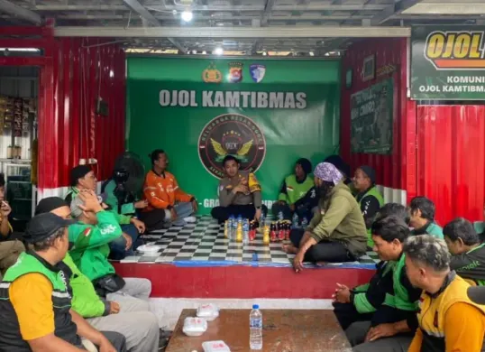 Potret edukasi kepada ojol terkait kecelakaan lalu lintas. (Sumber: Polres Serang)