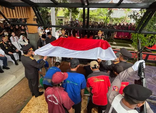 Prosesi pemakaman Meri Hoegeng di Taman Pemakaman Giri Tama, Kecamatan Tajurhalang, Kabupaten Bogor, Rabu 4 Februari 2026. (Sumber: Poskota/Giffar Rivana)