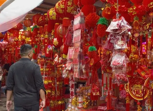 Pengunjung sedang melihat pernak-pernik Imlek di Petak Sembilan, Glodok, Tamansari, Jakarta Barat, Rabu, 4 Februari 2026. (Sumber: Poskota/ Pandi Ramedhan)