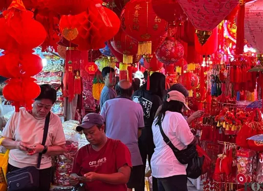 Suasana di Petak Sembilan, Glodok, Tamansari, Jakarta Barat, yang terlihat mulai ramai pengunjung menjelang Imlek, Rabu, 4 Februari 2026 siang. (Sumber: Poskota/Pandi Ramedhan)