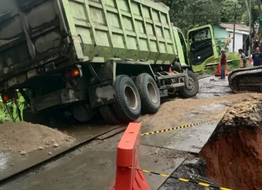 Mobil truk pengangkut pasir terguling di lokasi pembangunan jembatan di jalur nasional Labuan-Pandeglang. (Sumber: Istimewa)