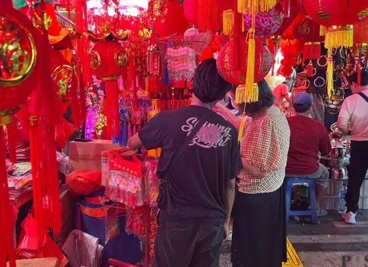 Pengunjung sedang melihat pernak-pernik Imlek di Petak Sembilan, Glodok, Taman Sari, Jakarta Barat, Rabu, 4 Februari 2026. (Sumber: Poskota/Pandi Ramedhan)