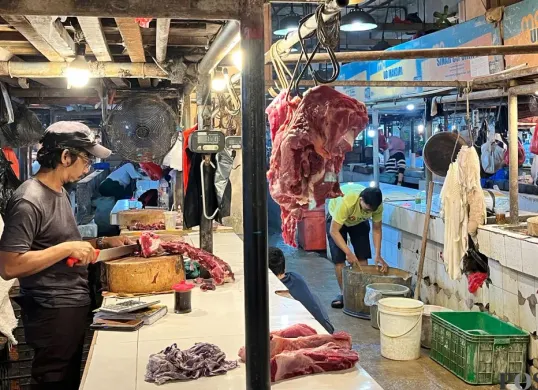 Pedagang daging sapi di Pasar Senen, Jakarta Pusat, Rabu, 4 Februari 2026. (Sumber: Poskota/M Tegar Jihad)
